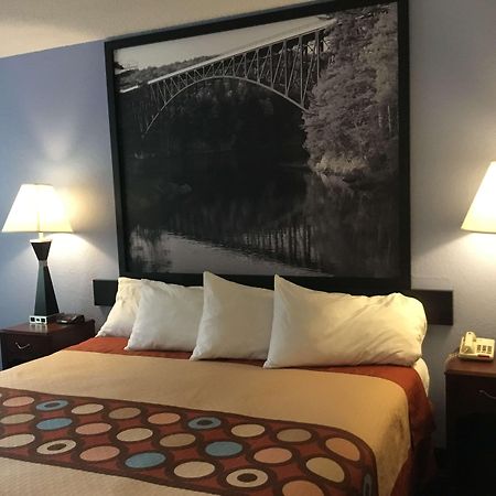 Super 8 By Wyndham Gardner Otel Dış mekan fotoğraf