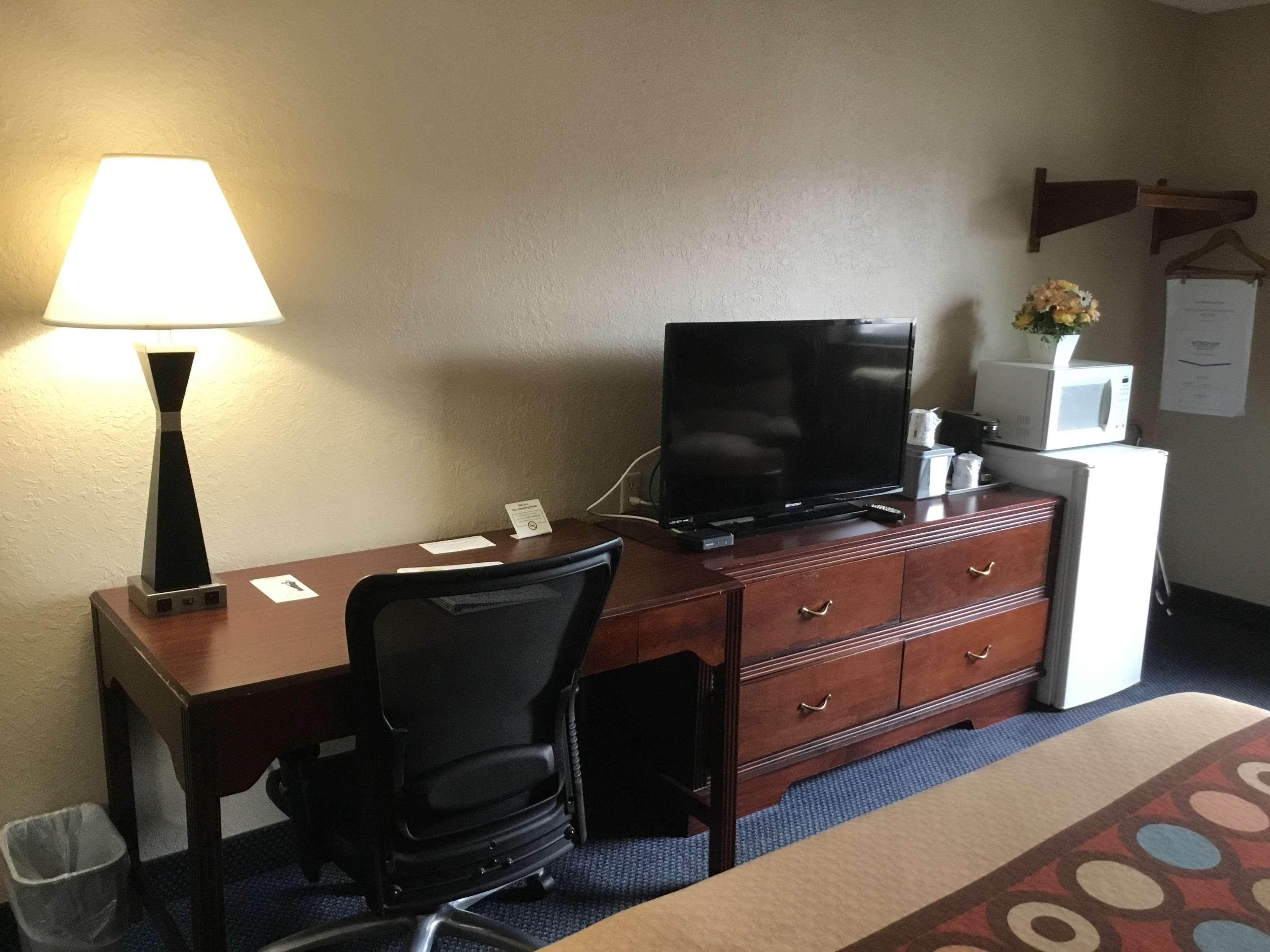 Super 8 By Wyndham Gardner Otel Dış mekan fotoğraf