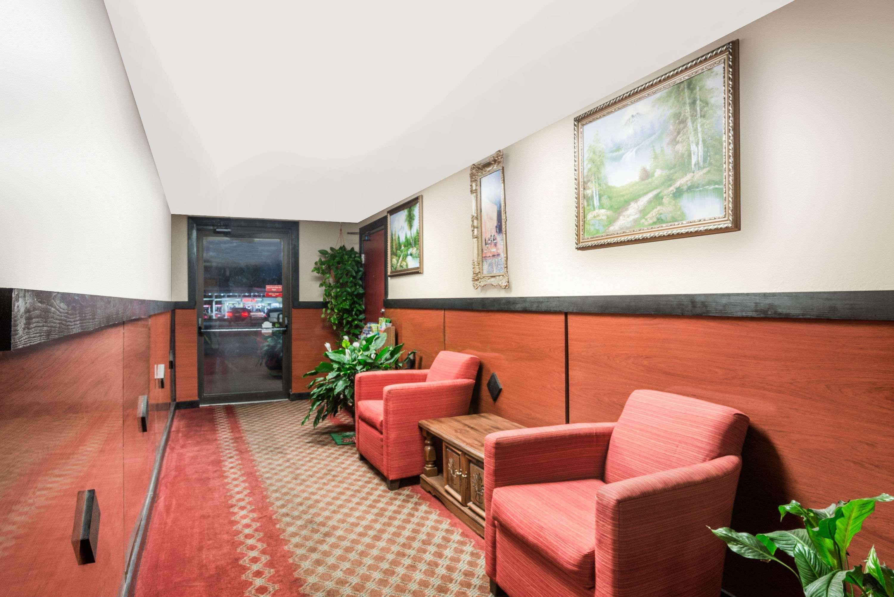 Super 8 By Wyndham Gardner Otel Dış mekan fotoğraf