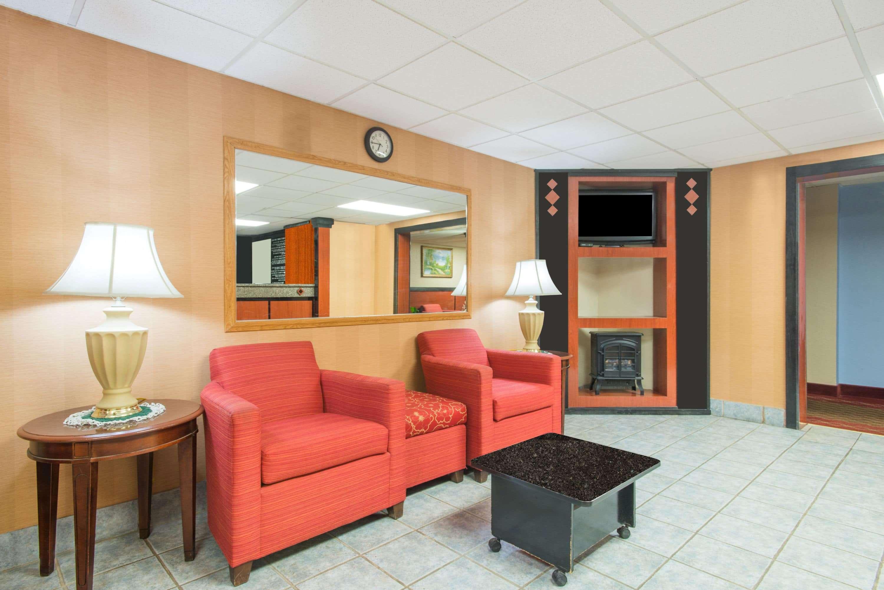 Super 8 By Wyndham Gardner Otel Dış mekan fotoğraf