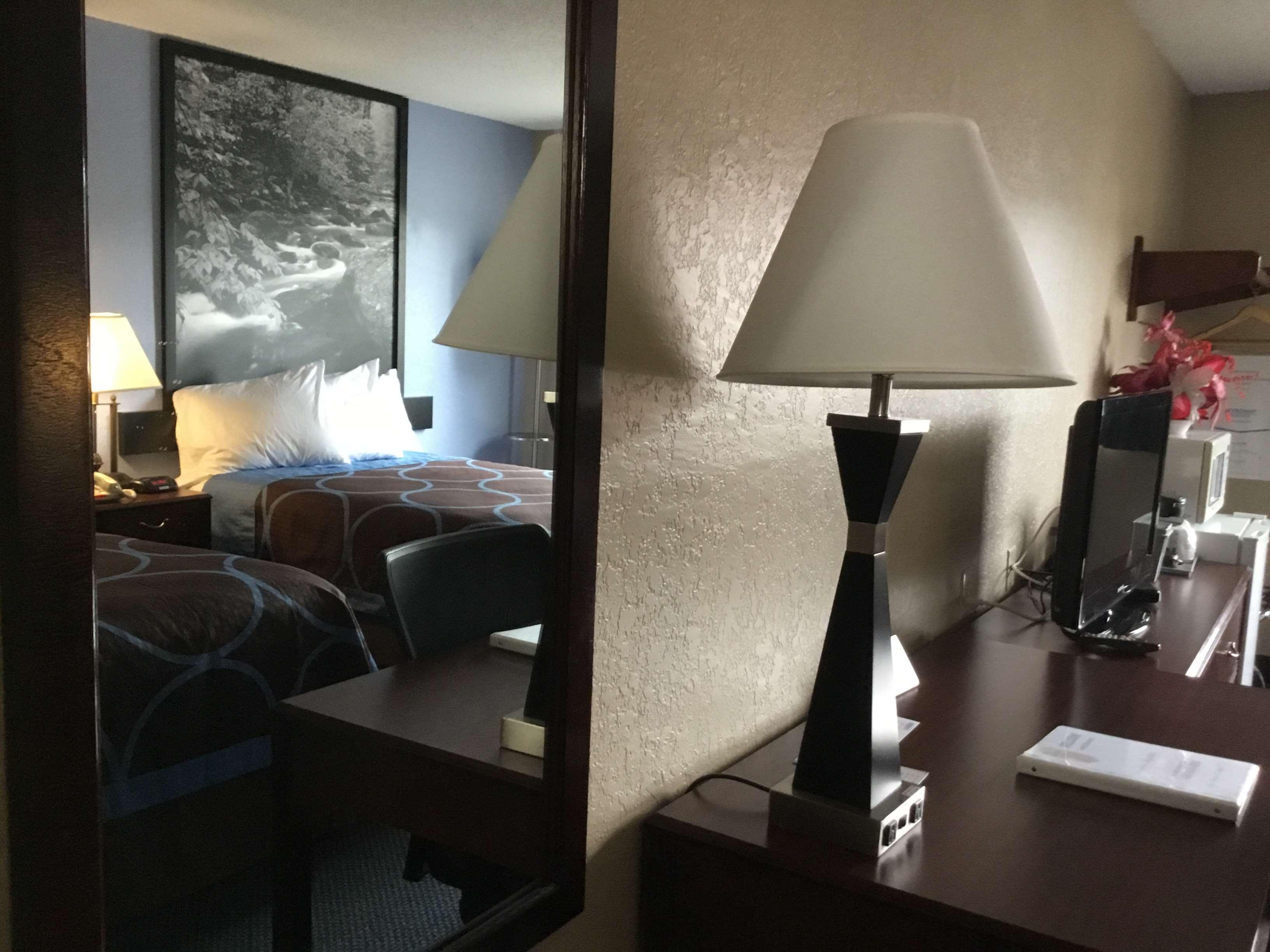 Super 8 By Wyndham Gardner Otel Dış mekan fotoğraf