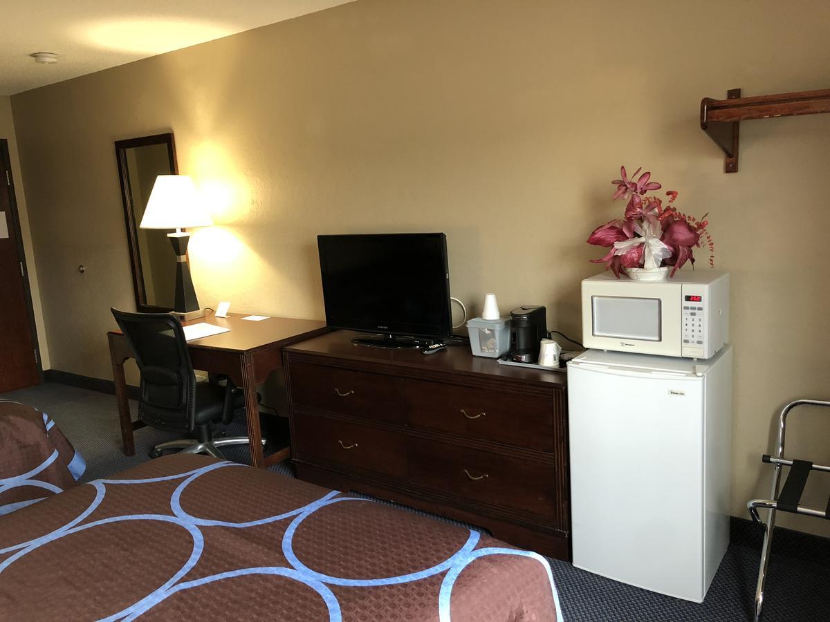 Super 8 By Wyndham Gardner Otel Dış mekan fotoğraf