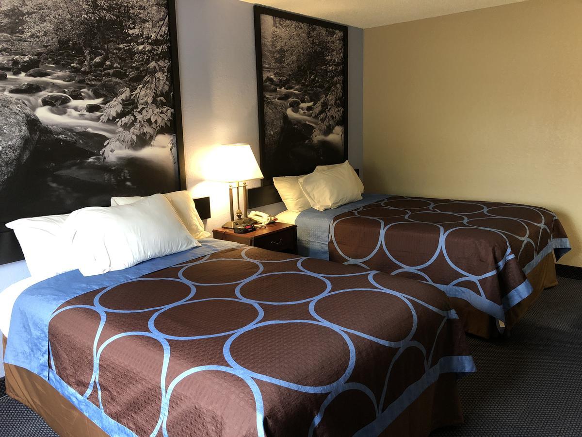 Super 8 By Wyndham Gardner Otel Dış mekan fotoğraf
